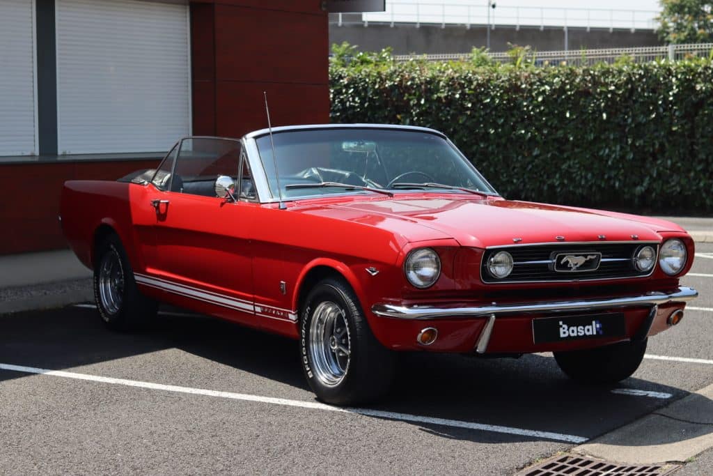 Ford Mustang Cabriolet 1966, polissage, céramique et rénovation des cuirs chez Basalt Experience à Clermont-Ferrand (photo 1)