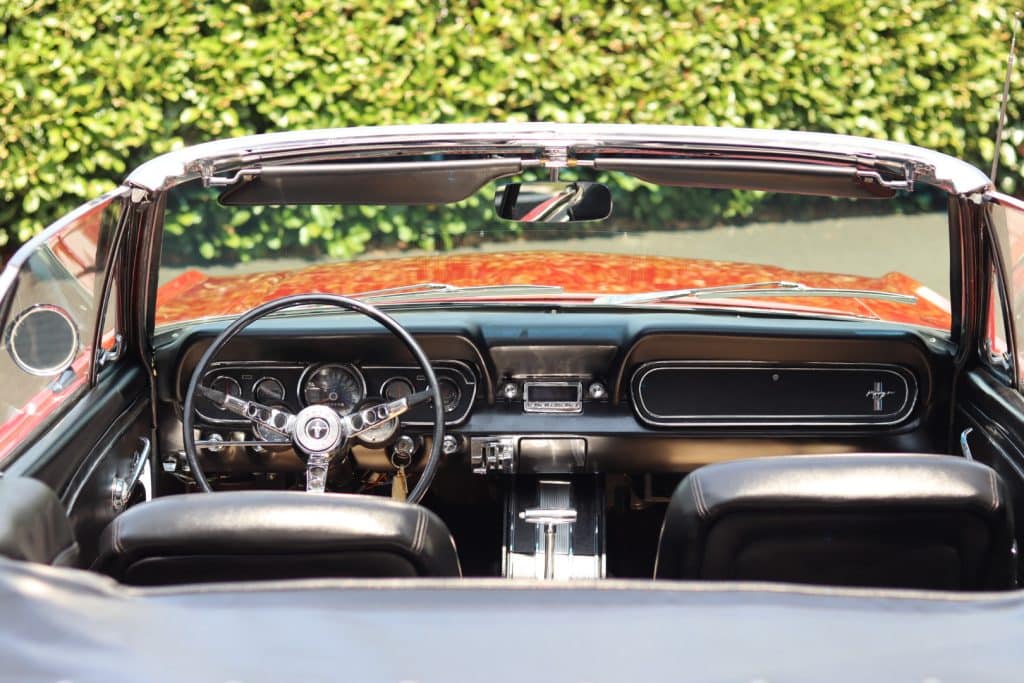 Ford Mustang Cabriolet 1966, polissage, céramique et rénovation des cuirs chez Basalt Experience à Clermont-Ferrand (photo 25)