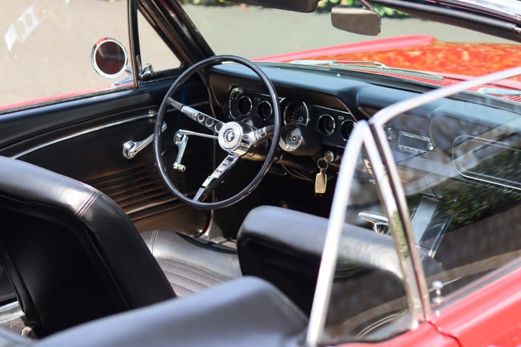 Ford Mustang Cabriolet 1966, polissage, céramique et rénovation des cuirs chez Basalt Experience à Clermont-Ferrand (photo 27)